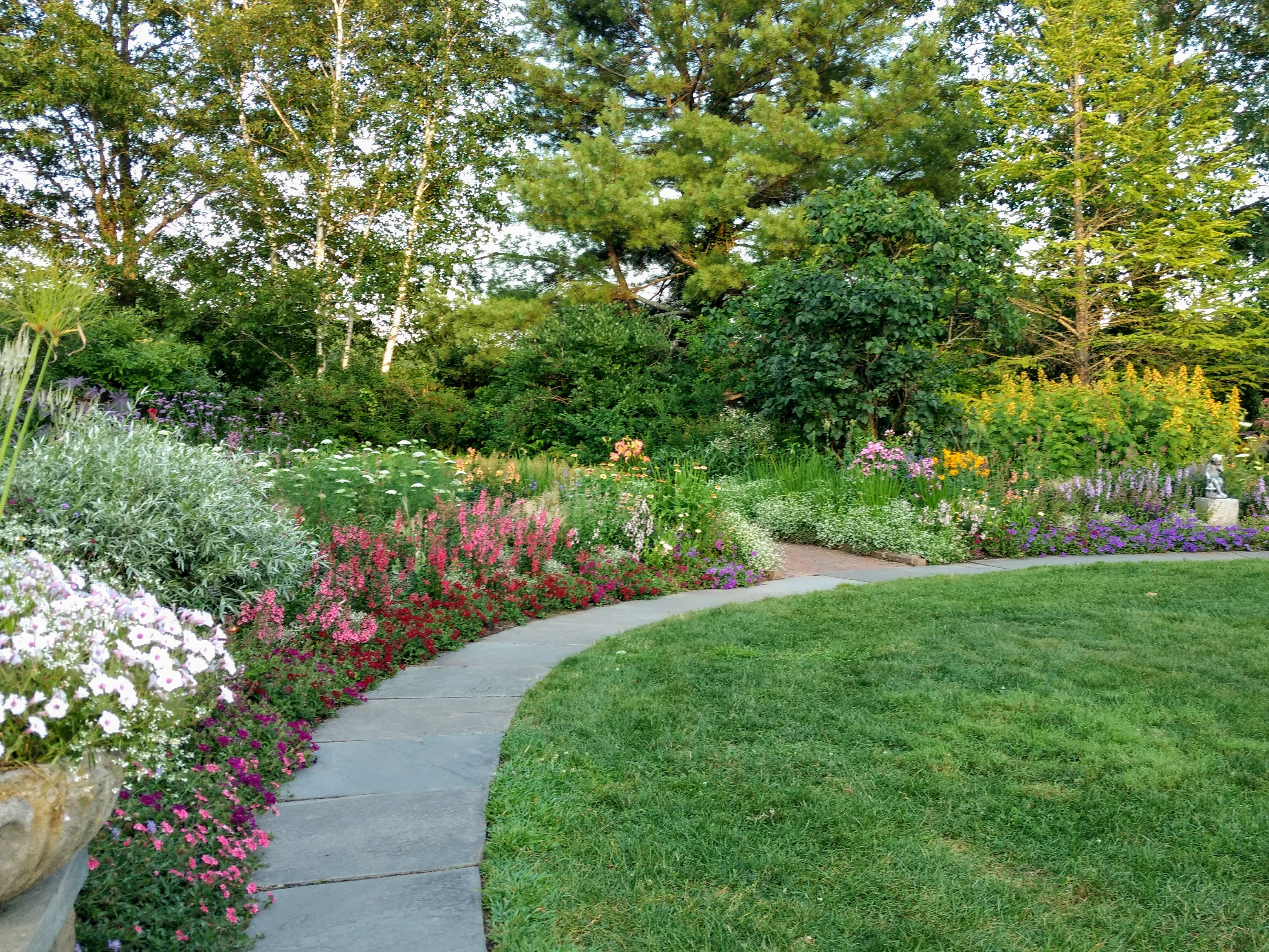 Благоустройство участка частного дома в Томске и Томской области
